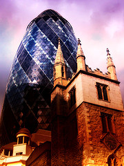 30 St Mary Axe, Swiss Re, The Gherkin Building, London - UK por theladsweekend